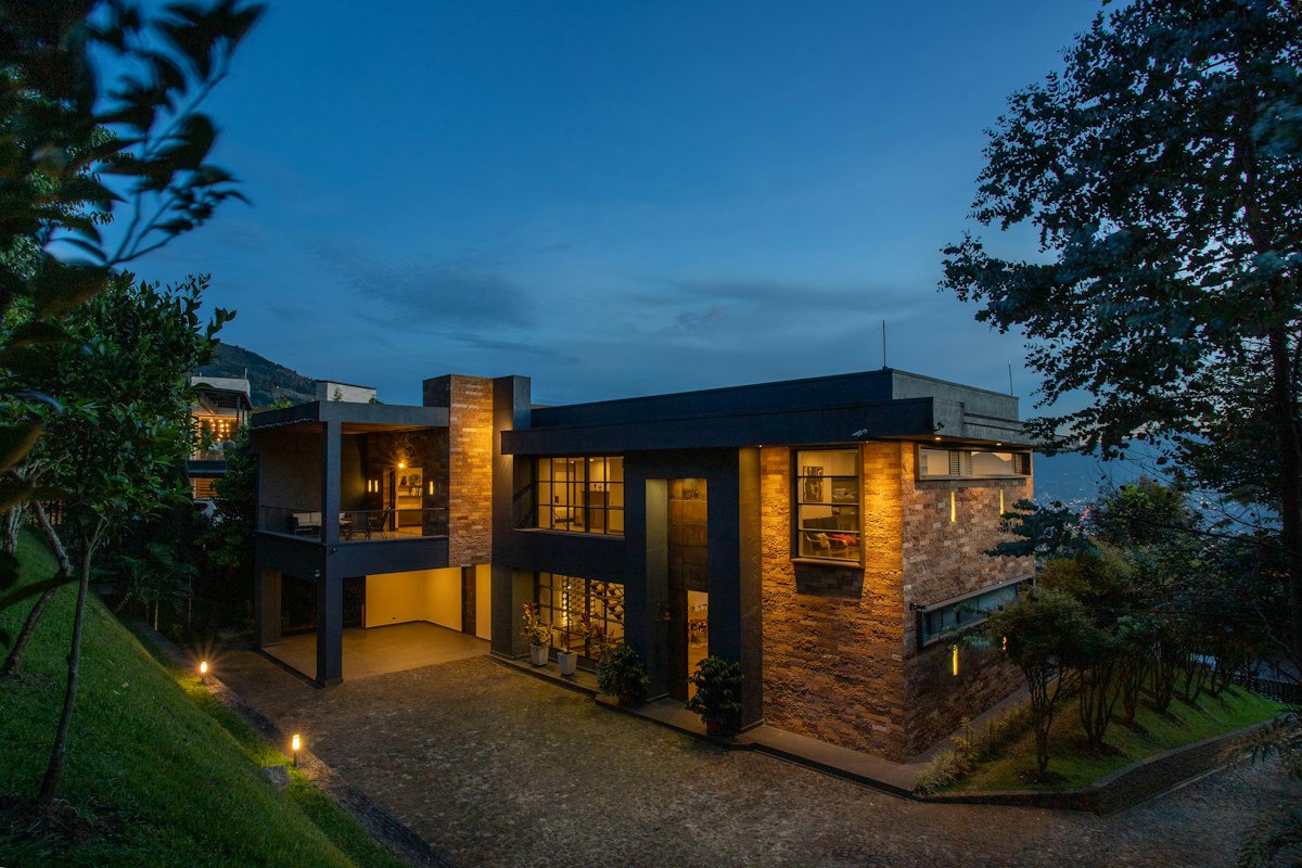 Maison résidentielle en soirée
